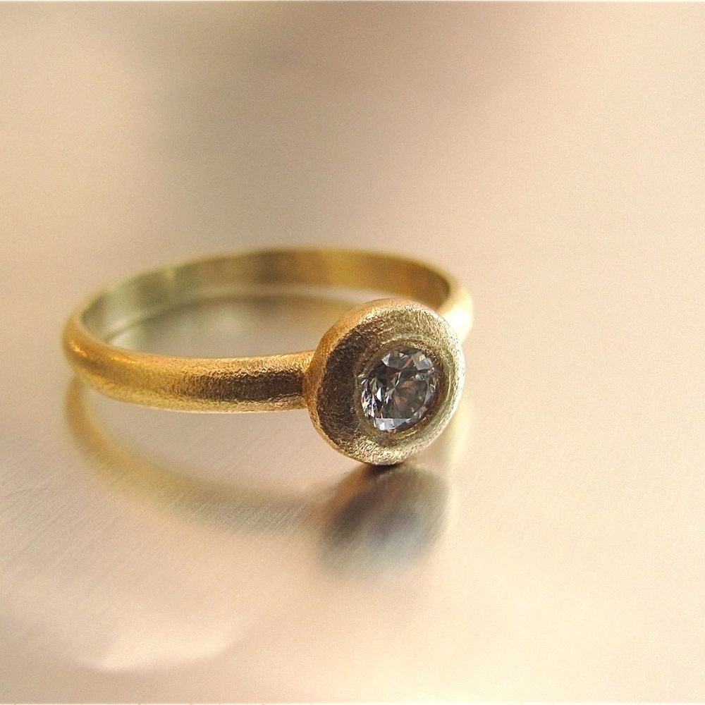 Engagement ring. 14K Yellow gold diamond ring.